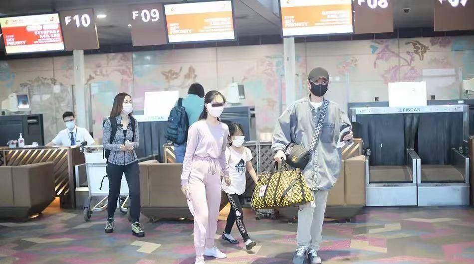 父女 文章父女仨走机场！提6万包装冷酷，长女裤子提到腰勒屁股太尴尬