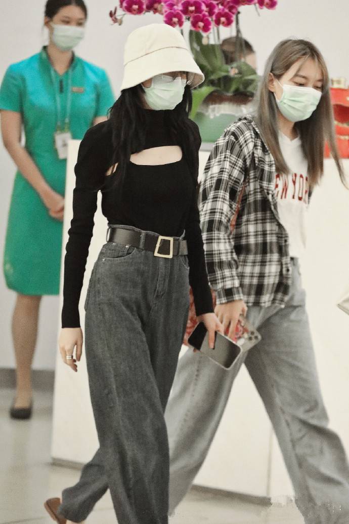 注入 被热巴给瘦到了！上衣塞裤里还有“蚂蚁腰”，这比例一点不输超模