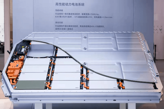两款重磅车型首次亮相合肥车展，极狐汽车展台成为网红打卡地_搜狐汽车_搜狐网