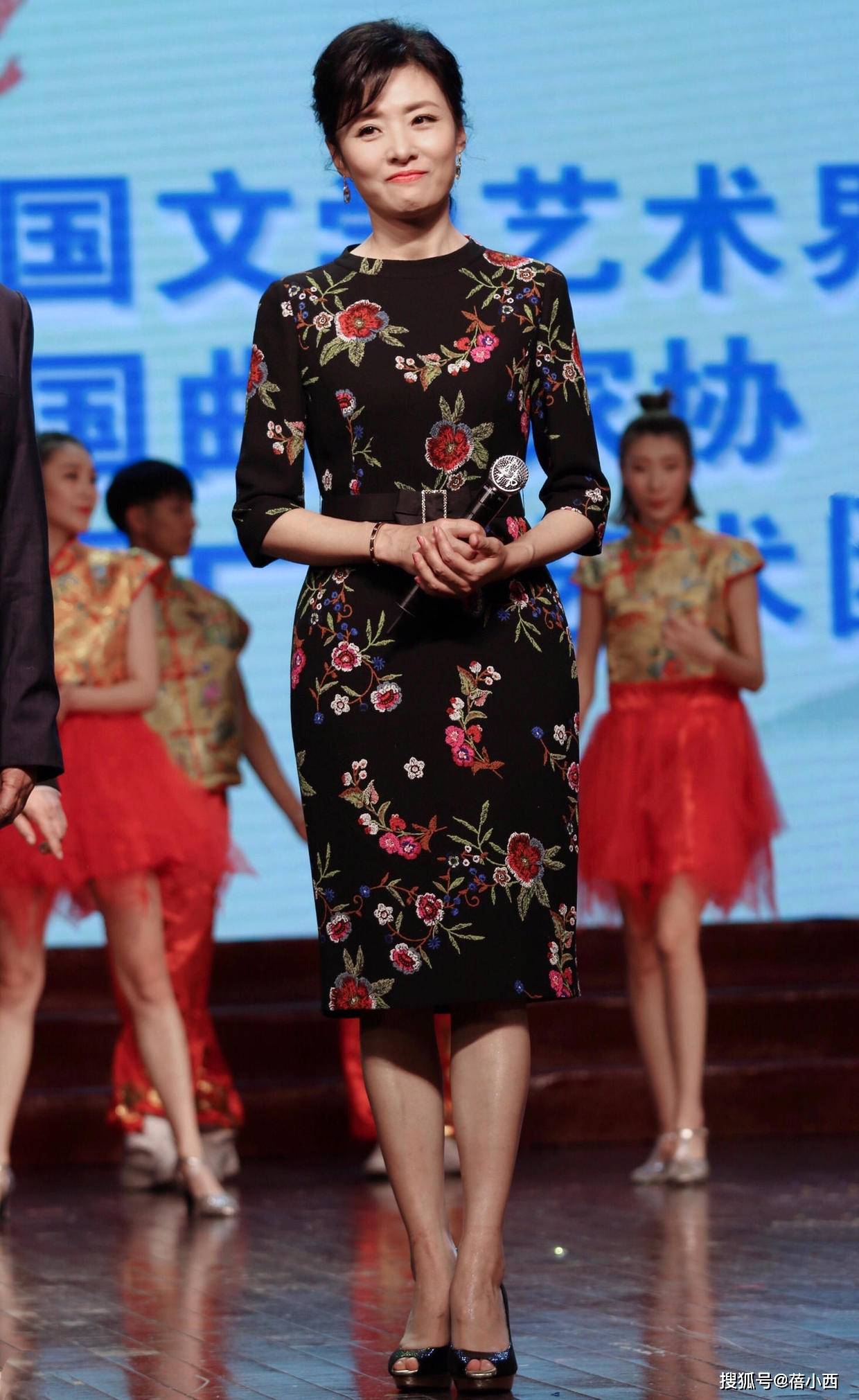 高跟鞋 周涛终于高调一回,穿红色连衣裙配金色高跟鞋,身材比例真不错