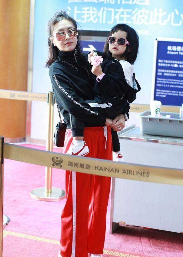 一身 包贝尔娇妻真是时尚辣妈,穿一身运动装抱着女儿,感觉挺有力量的
