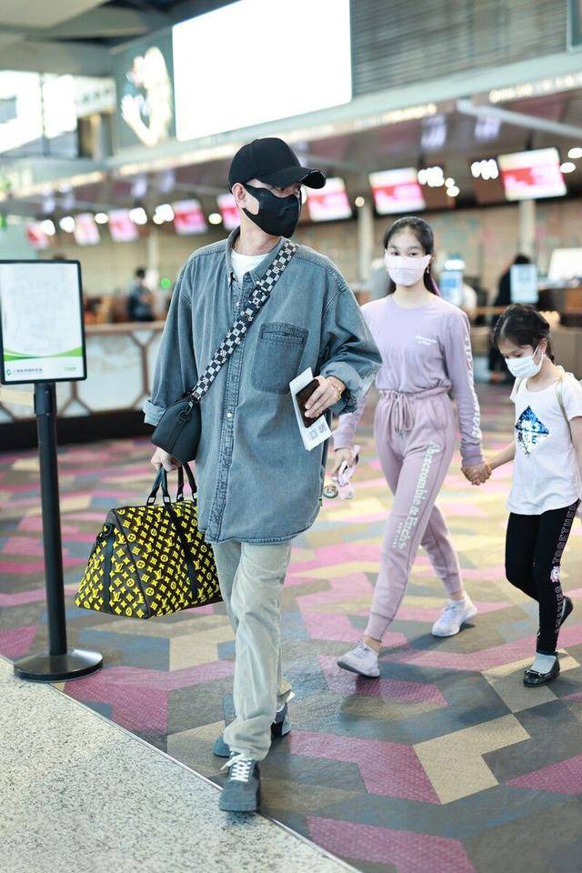 衣袖 文章带两个女儿现身，可惜马伊琍没露面，3万多的手提包真抢眼