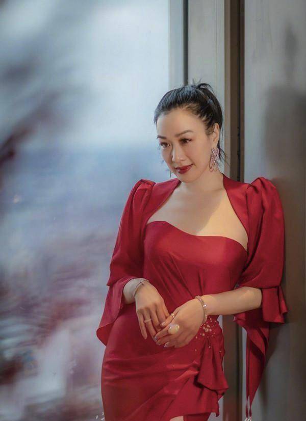 带着 钟丽缇真是太敢穿了，一袭大红裙开叉到大腿，50岁还有少女身材