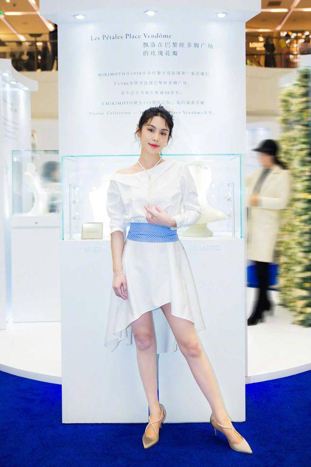 蓝色 郭蔼明衣服品味在线,穿衬衫连衣裙出席活动,优雅大气又减龄