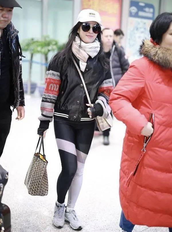 刘亦菲人美就乱来？驴蹄鞋、豹纹裤、彩虹裤袜，这些女星的衣品让人沉默