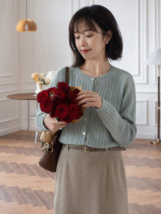 毛衣 种穿搭比较适合30多岁左右的女性穿，穿起来优雅大气