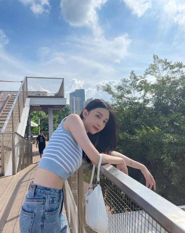 黑色 潘玮柏老婆真是“架子”身材,穿短上衣配破洞裤,好有女团气质