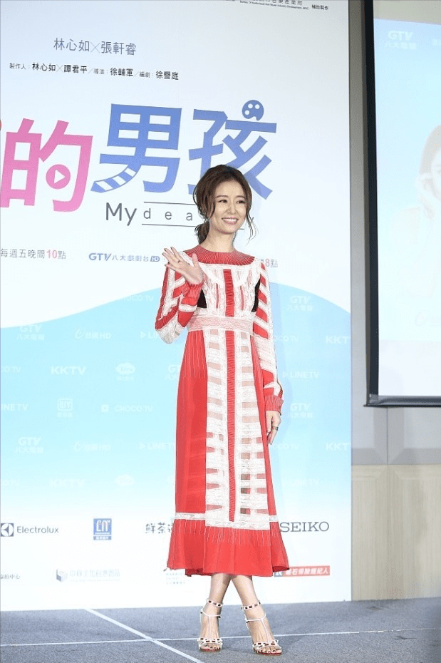 整体 林心如穿得挺大胆,身前都是透明的薄纱,但却将气质显得好高贵