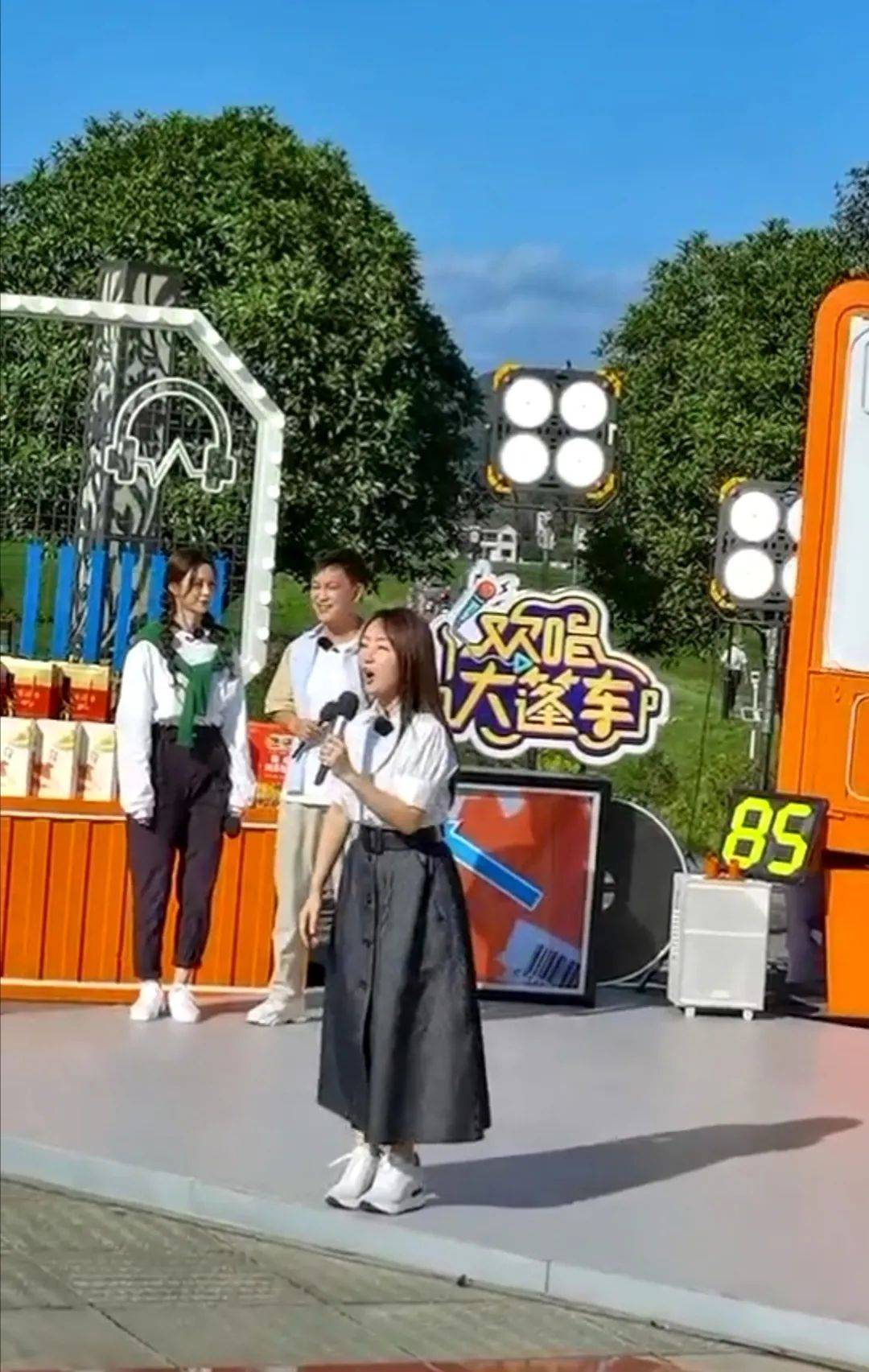 杨钰莹在户外看到杨钰莹，穿长裙踩运动鞋，脸还是娃娃脸但不少女了！