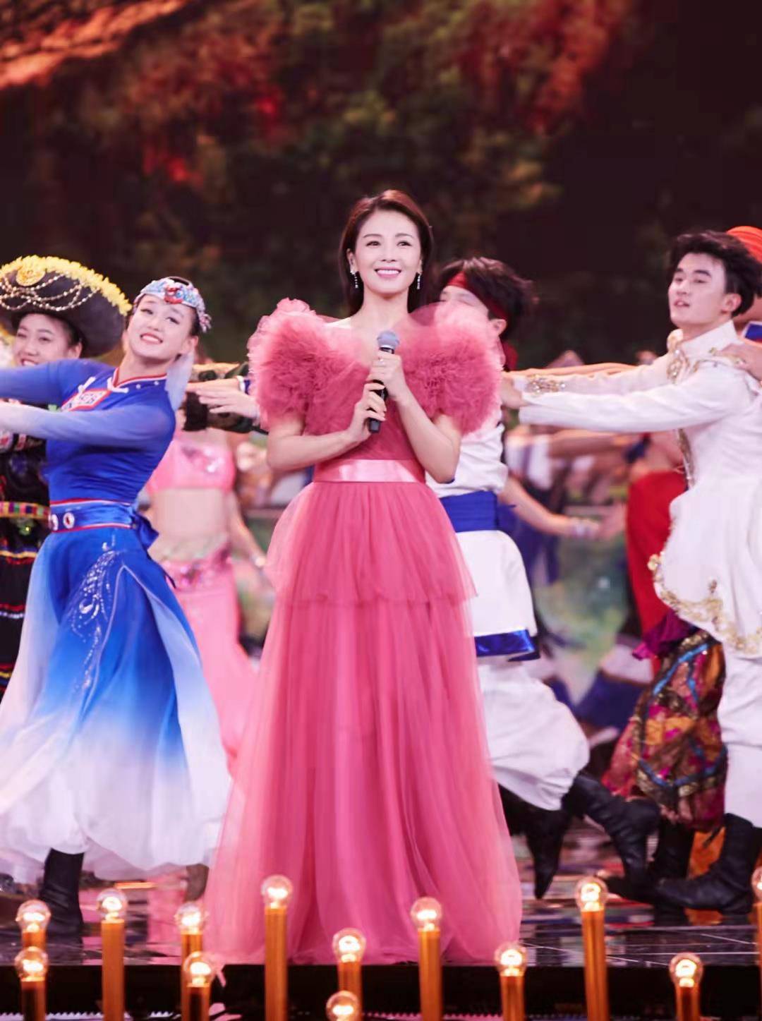 高定 央视国庆晚会群星闪耀！刘嘉玲穿国产高定，刘涛戴30万元珠宝吸睛