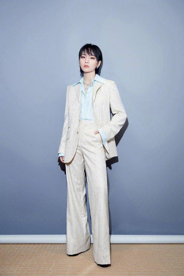 颜色 佘诗曼厉害！长西装配短裤，穿“金色战鞋”大方秀出漫画腿