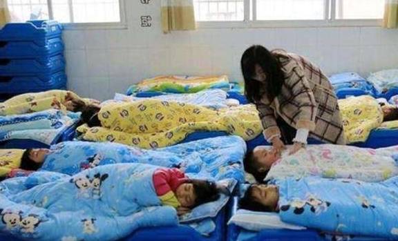 什么|幼儿园俩萌娃午睡前唠嗑，“灵魂对话”笑翻网友：不是一个频道