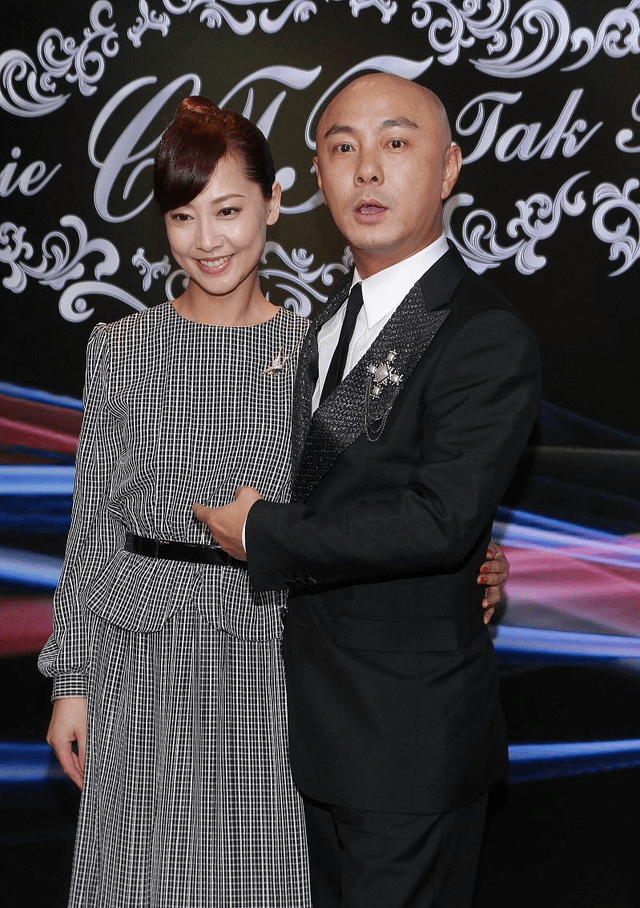 韦小宝 二代‘韦小宝’妻子手拎爱马仕，白色穿搭端庄贵气，皮肤白得发光