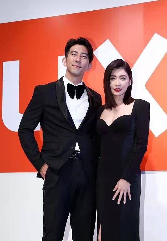 老公 贾静雯夫妇出席活动，她一袭紧身长裙全身零赘肉，比小老公还显嫩