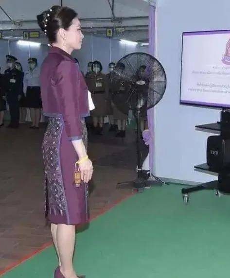 花朵 诗妮娜要把“妖娆”进行到底，当众抱娃手足无措，红旗袍太抢眼！