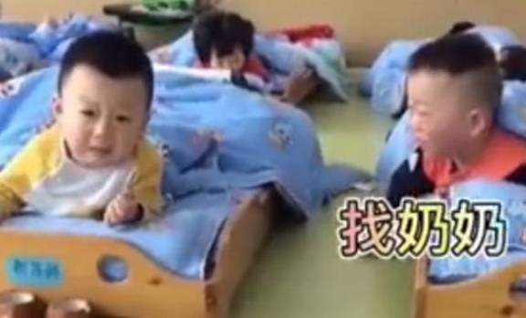 什么|幼儿园俩萌娃午睡前唠嗑，“灵魂对话”笑翻网友：不是一个频道