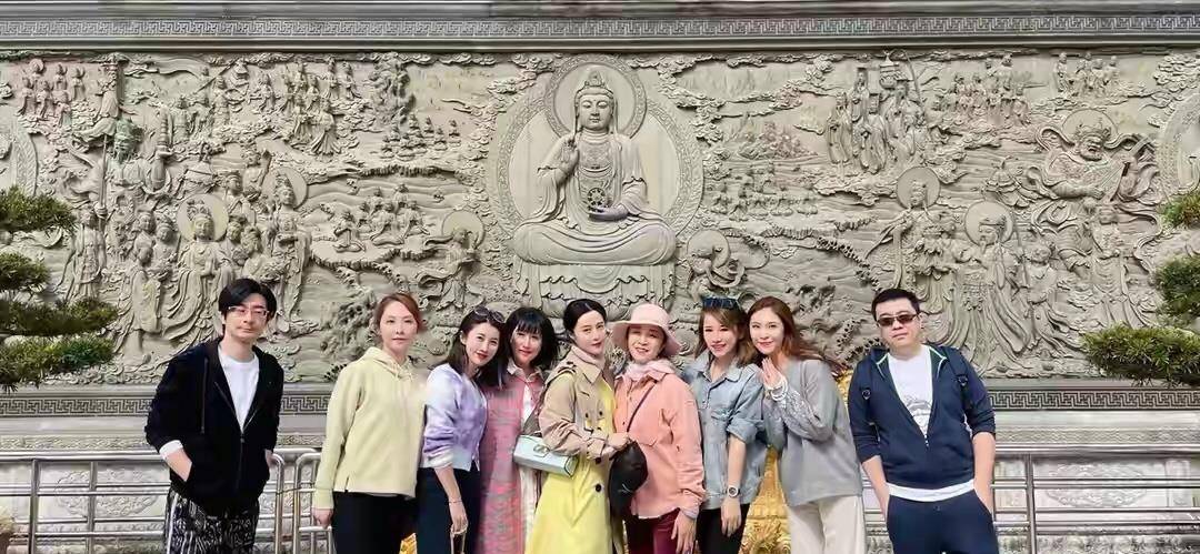 亮裙 范冰冰父母国庆合体露面,66岁老母穿亮裙获粉丝接机,比女儿大牌