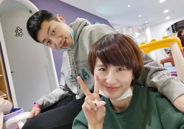 气色|许昕爱妻太皮了！生完二胎不坐月子，现身游乐场，比老公还精神