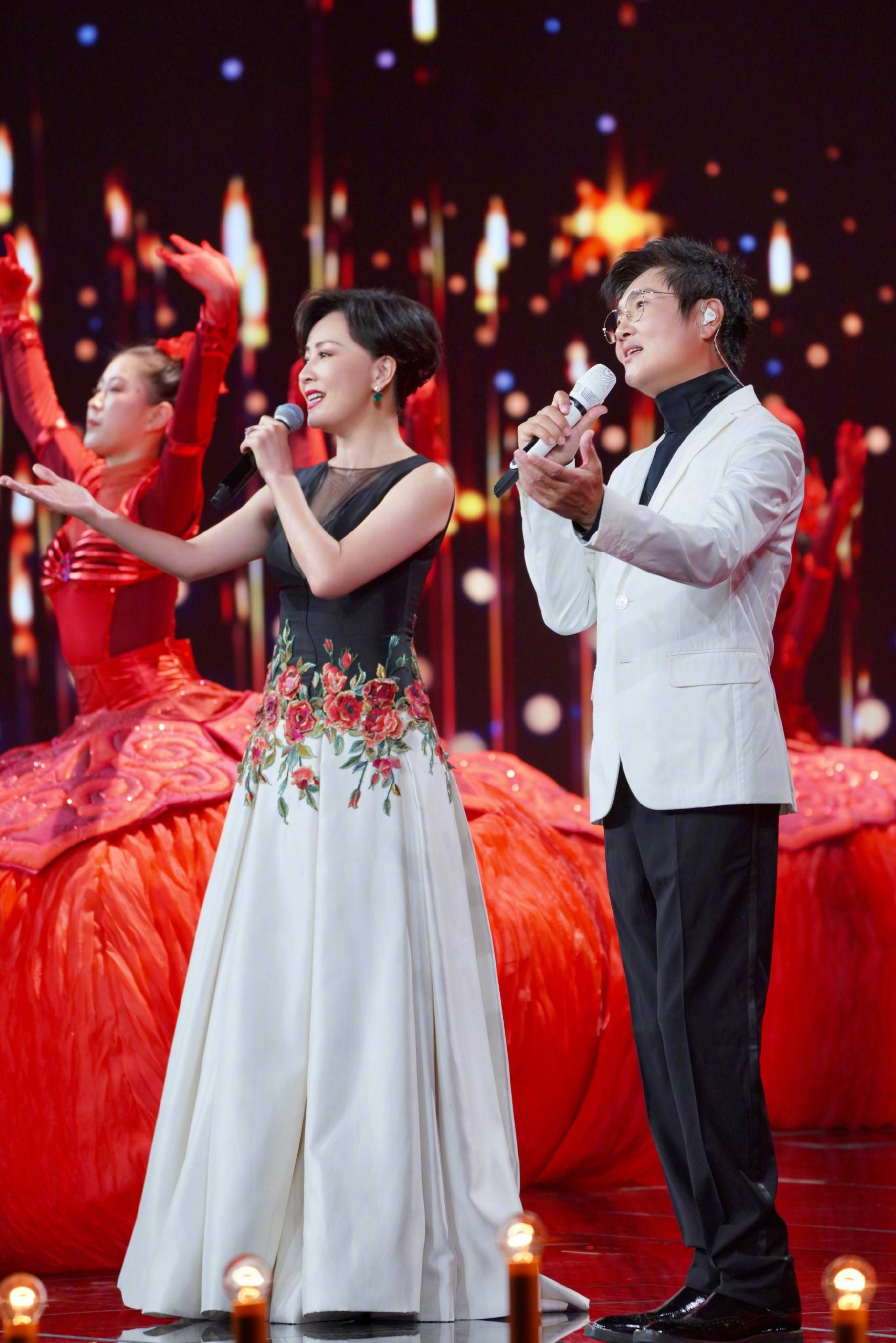 国庆 刘嘉玲闪耀国庆晚会，一袭刺绣礼服出自大师郭培之手，高级优雅