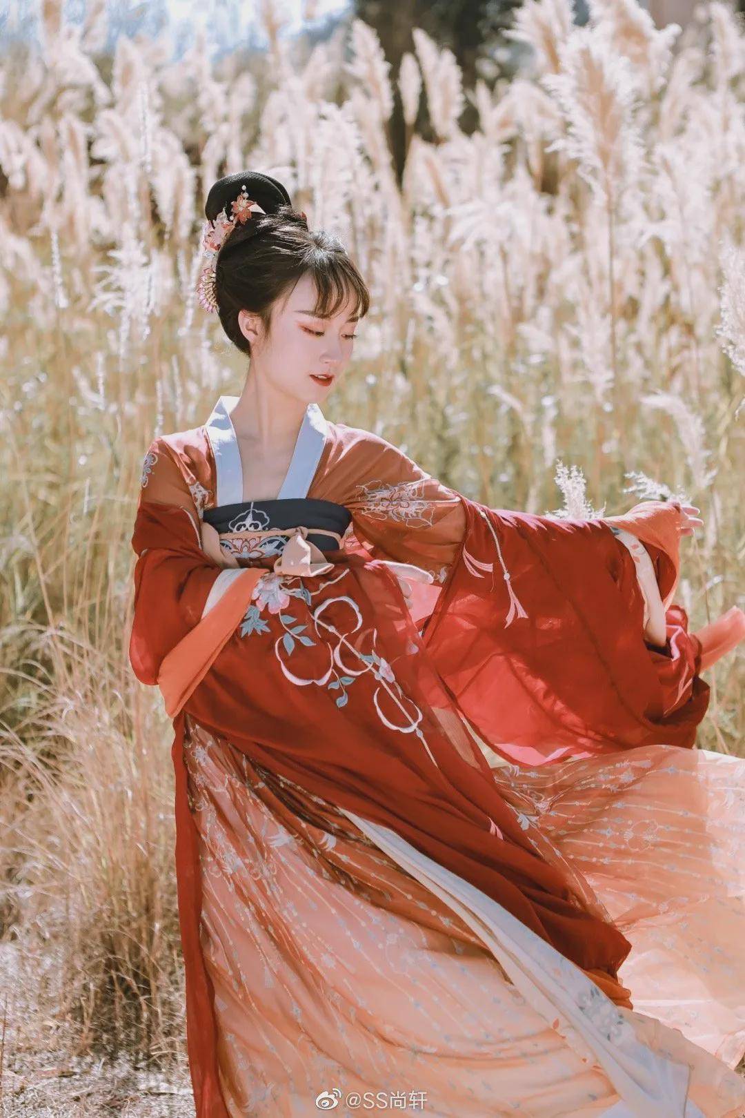 摄影汉服小仙女：笑颜如花绽，玉音婉转流