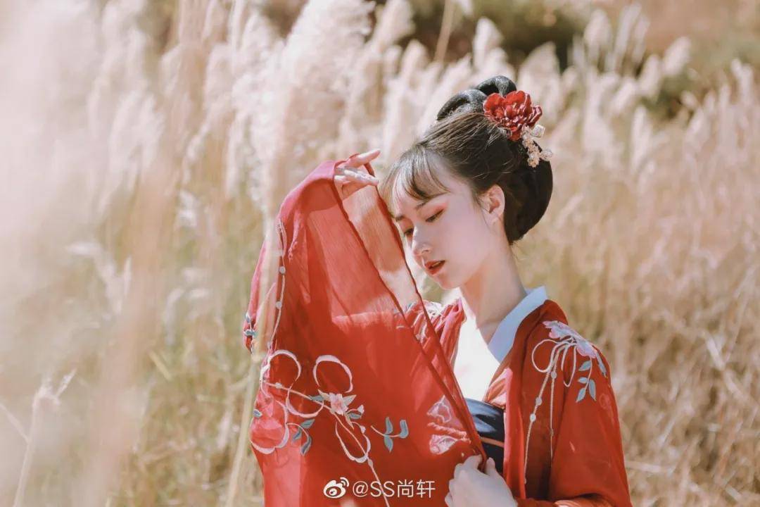 摄影汉服小仙女：笑颜如花绽，玉音婉转流