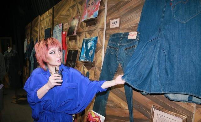 何超仪 赌王女儿还有这么叛逆的？何超仪穿着奇装异服，造型看着真独特