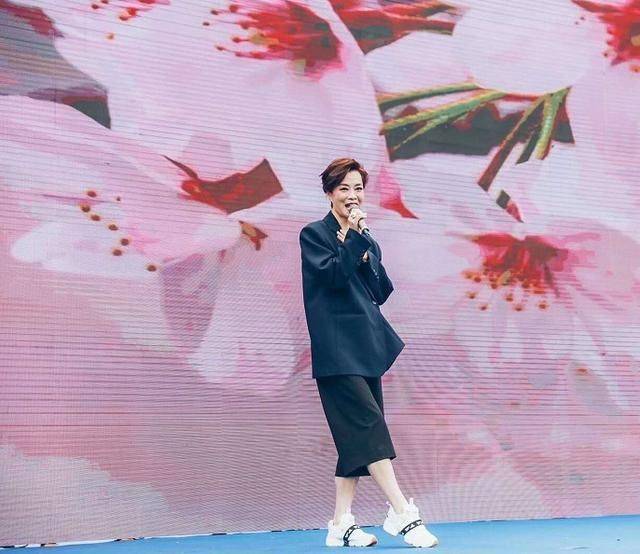 样子58岁的毛阿敏素颜出镜，皮肤暗黄沧桑，看到了老年人真实的样子！