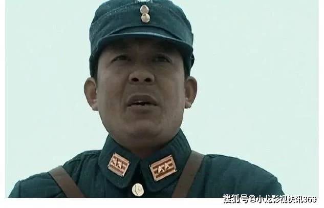 小人|亮剑：难怪钱伯钧对决时会输，你也不看看楚云飞手上拿的什么枪