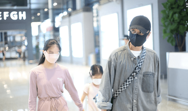 女儿 文章带女儿现身机场！穿衬衫丝毫不油腻，大女儿气质仪态美过女明星