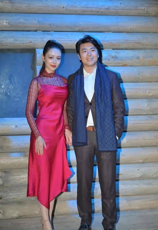 凹凸 没打光没修图的吉娜，穿红旗袍身材凹凸，气质比很多女明星都好！