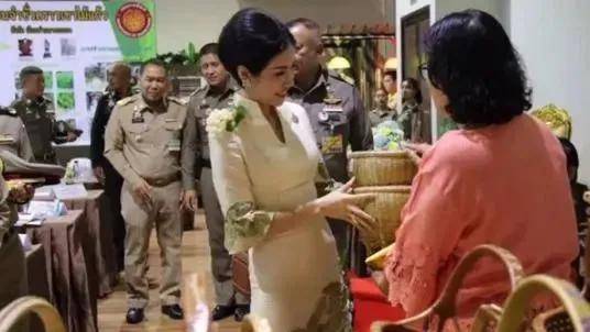 花朵 诗妮娜要把“妖娆”进行到底，当众抱娃手足无措，红旗袍太抢眼！