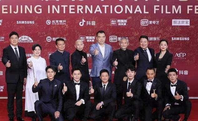 大气 陈红复出为陈凯歌站台，穿衣暴露60岁审美，涂死亡芭比粉更要命