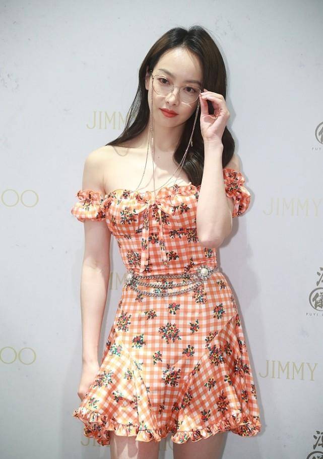 样式 宋茜穿抹胸装秀身材,加上带链眼镜颜值飙升,女生也羡慕三分