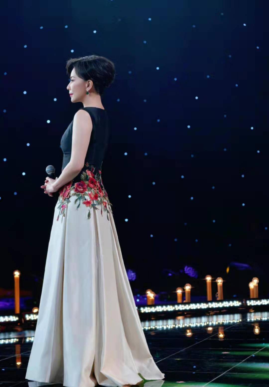 高定 央视国庆晚会群星闪耀！刘嘉玲穿国产高定，刘涛戴30万元珠宝吸睛