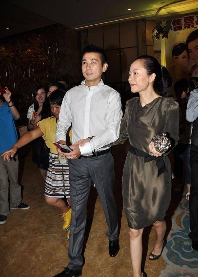 设计 保剑锋妻子挺贵气的，穿修身裙配黑色蝴蝶结束腰，气韵成熟有味道