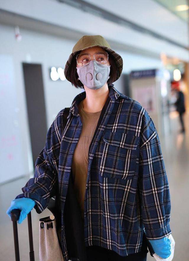 黑色 蒋欣在穿搭上“翻车”了，明明有171cm的身高，却挑错裤子显腿短