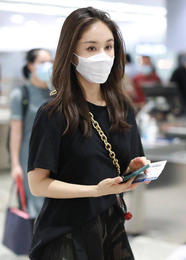 感觉 王子文个子小但是会穿衣，T恤配短裤减龄，搭双堆堆靴显得更高级