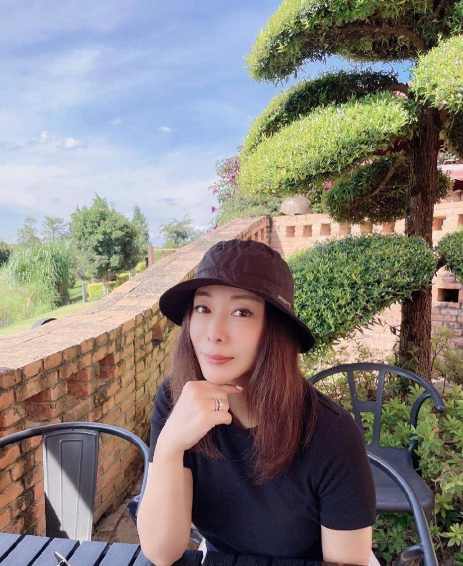 设计 保剑锋妻子挺贵气的，穿修身裙配黑色蝴蝶结束腰，气韵成熟有味道