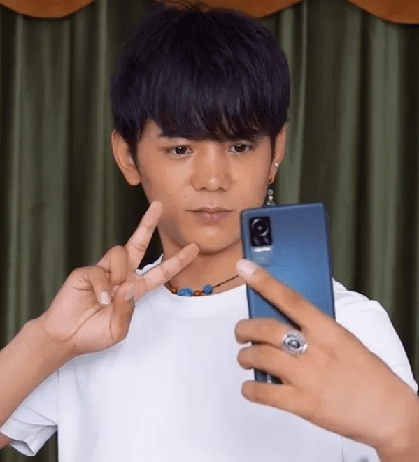 账号|丁真推广手机惹争议，本人账号回复雷军白眼表情，被骂后才修改