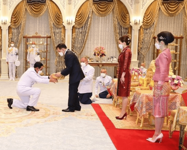 国王 苏提达又穿枣红色，小翻领时装裙真高贵，曾穿礼服裙听音乐会惊艳