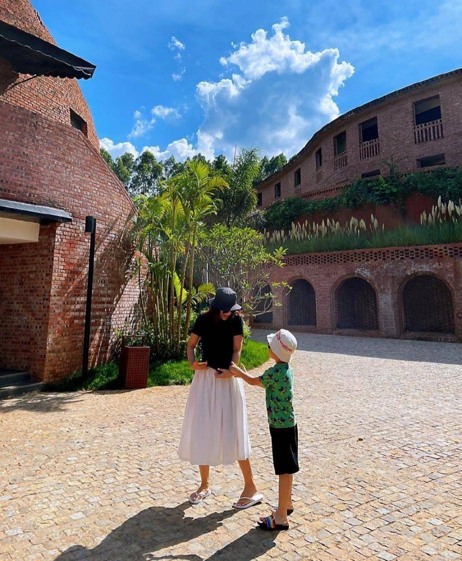 设计 保剑锋妻子挺贵气的，穿修身裙配黑色蝴蝶结束腰，气韵成熟有味道