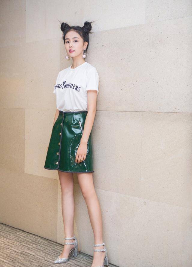 感觉 她与许凯主演《招摇》,穿卫衣配不规则牛仔裙,帅得让网友都心动