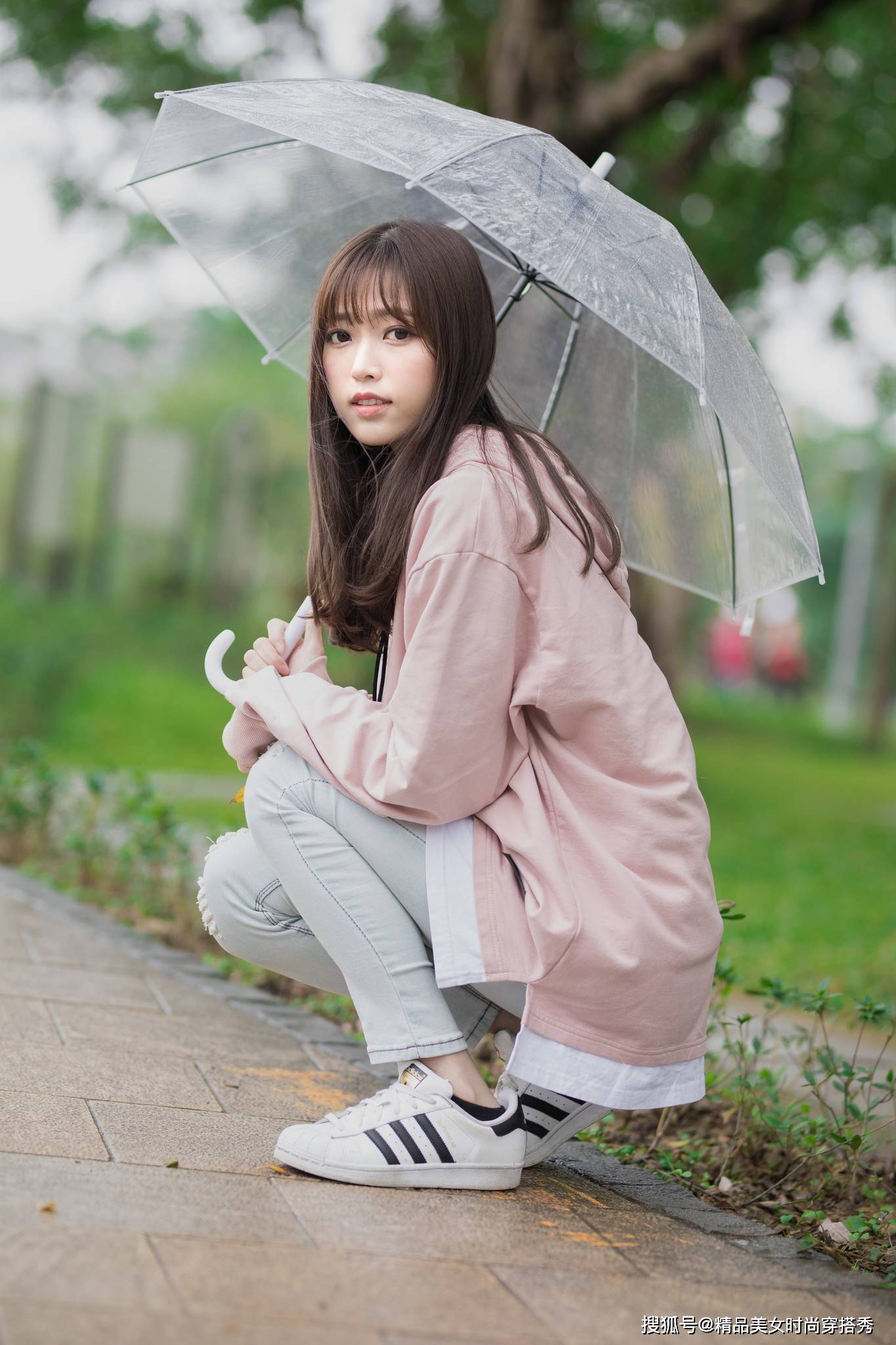 白边 粉色的毛衣很是甜美减龄，下搭一条牛仔裤，很是帅气时尚