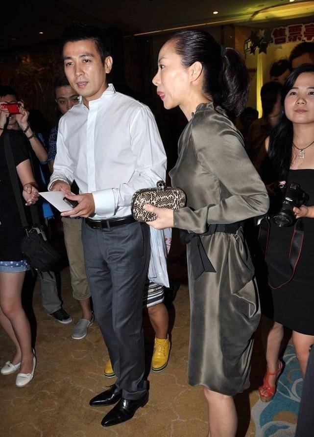 设计 保剑锋妻子挺贵气的，穿修身裙配黑色蝴蝶结束腰，气韵成熟有味道