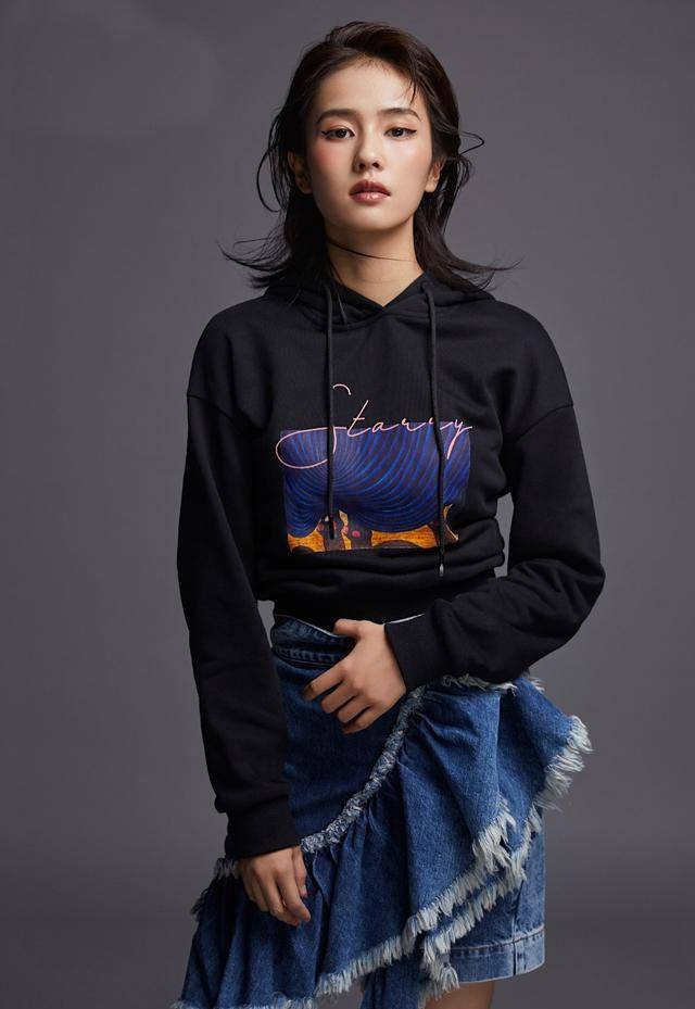 感觉 她与许凯主演《招摇》,穿卫衣配不规则牛仔裙,帅得让网友都心动