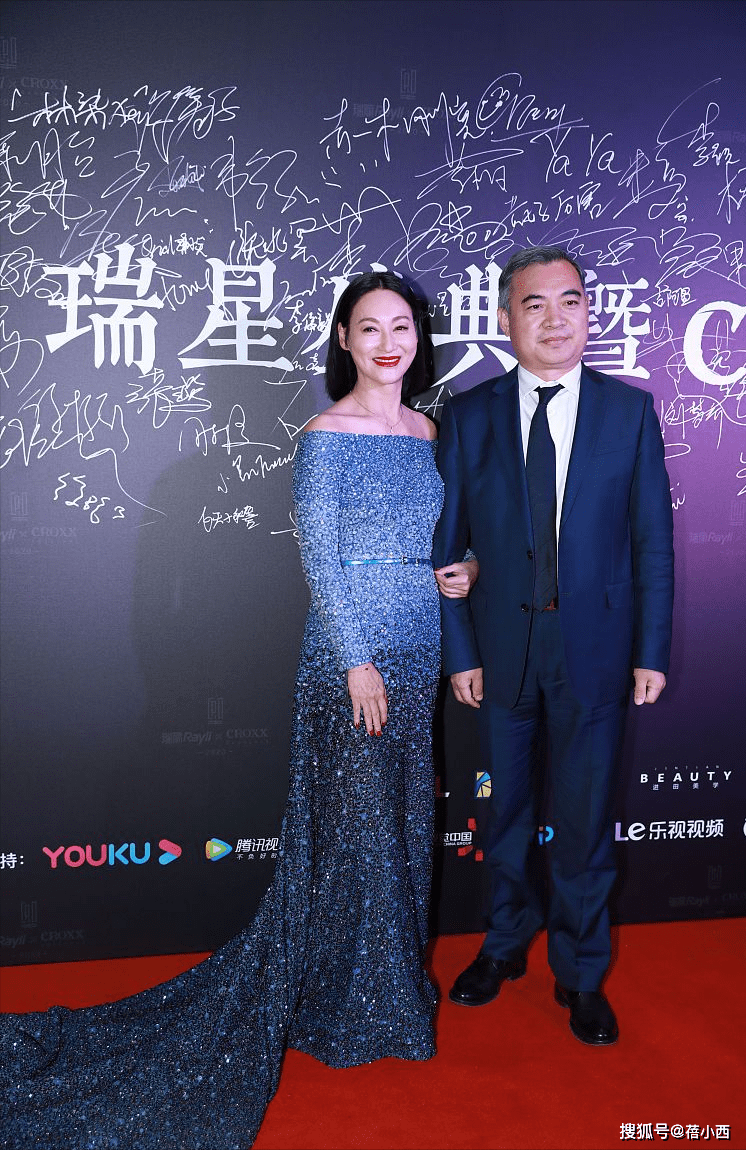 显得 惠英红越老越会穿, 一袭星空连衣裙配齐肩发走红毯,成熟美真高级