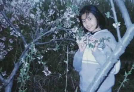 马路 高圆圆学生时期合照曝光，人群中一眼看到她，从小就是美人胚子