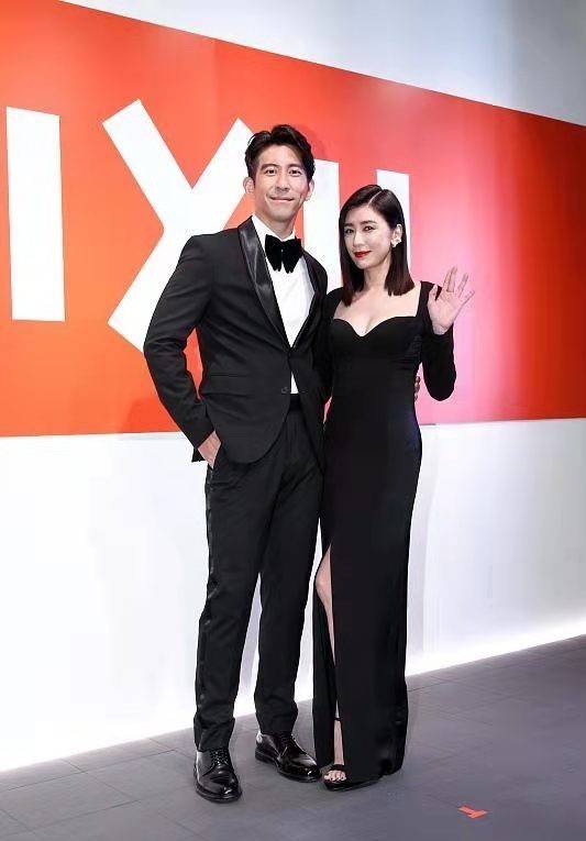 活动 46岁贾静雯比38岁老公还嫩!夫妻俩参加活动,穿一身黑霸气侧漏