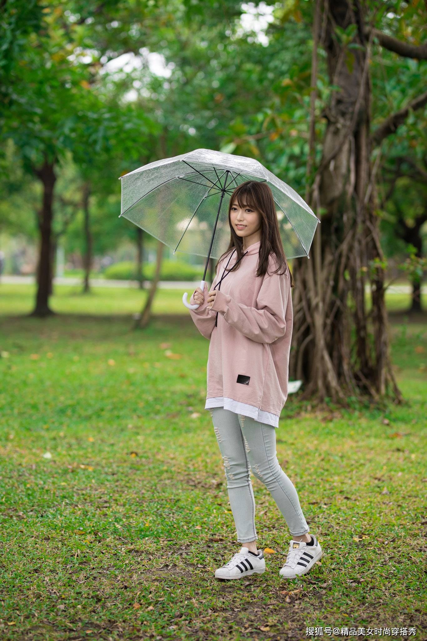 白边 粉色的毛衣很是甜美减龄，下搭一条牛仔裤，很是帅气时尚