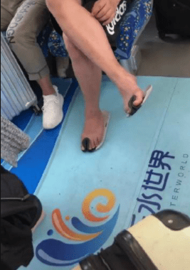 笑話：和幾個同學一起，去給曾經的小學班主任過70歲大壽 搞笑整蠱 第7张